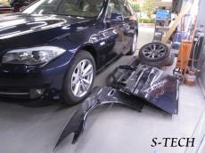 BMW,523i,5ｼﾘｰｽﾞ,F11,左ﾌﾛﾝﾄﾌｪﾝﾀﾞｰ,左ﾌﾛﾝﾄﾄﾞｱ,左ﾘｱﾄﾞｱ,左ｸｵｰﾀﾊﾟﾈﾙ,ﾘｱﾊﾞﾝﾊﾟ,ｷｽﾞ,凹み,部品交換,板金,修理,塗装,ｴｽﾃｯｸ