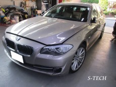 BMW,523d,F11,ﾌﾛﾝﾄﾊﾞﾝﾊﾟｰ,ﾌﾛﾝﾄﾌｫｸﾞﾗﾝﾌﾟ,破損,ｷｽﾞ,凹み,割れ,ﾊﾟｰﾂ,交換,修理,塗装,ｴｽﾃｯｸ